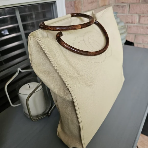 CHANEL Caviar Tote w/wooden handles - Picture 3 of 12